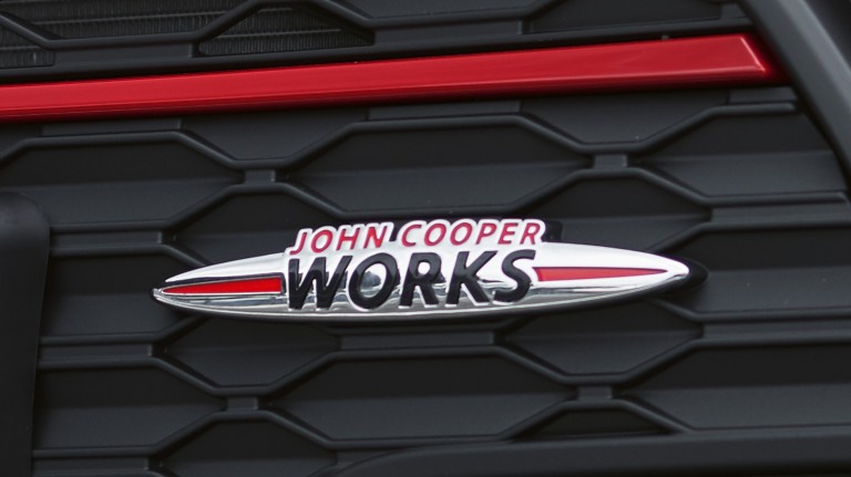 MINI John Cooper Works Clubman – предна решетка – JCW лого