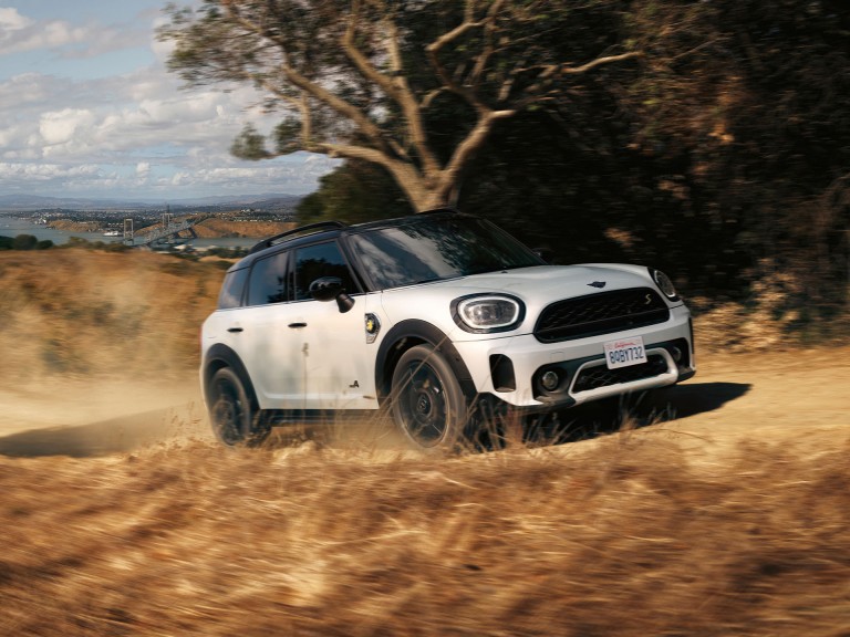 mini cooper countryman all 4 – сребърно и черно – страничен изглед