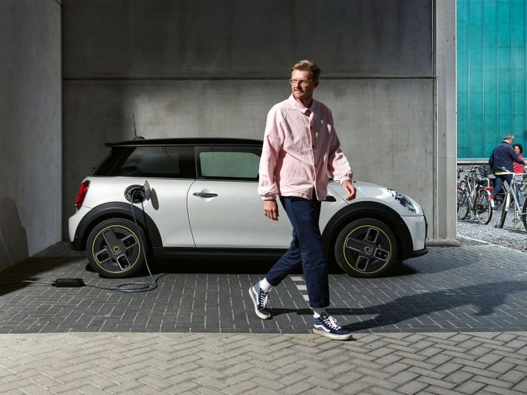 Изцяло електрически mini – сребро и черно – страничен изглед