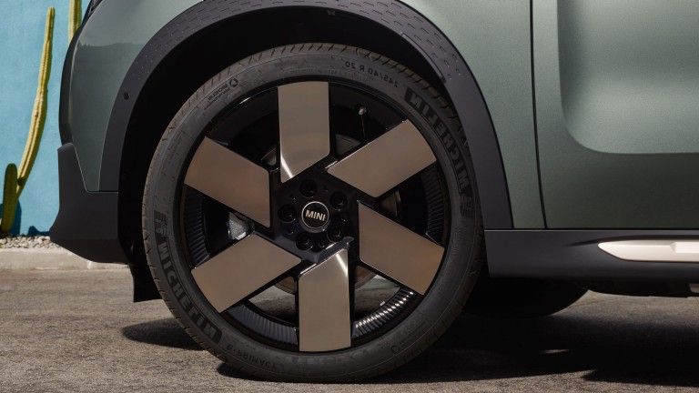 MINI All-electric Countryman - модел рафт