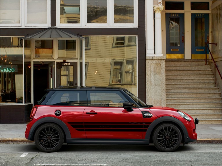 MINI 3 врати – червено и черно – MINI джанти и гуми