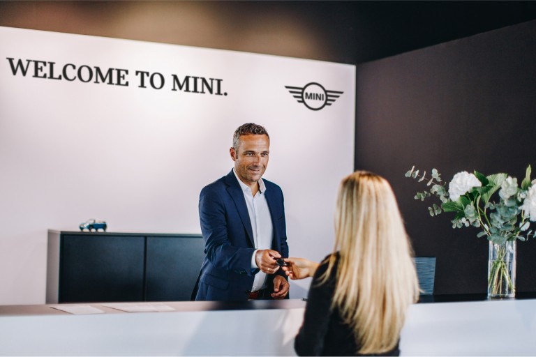 Посрещане при партньор на MINI със служител и клиент