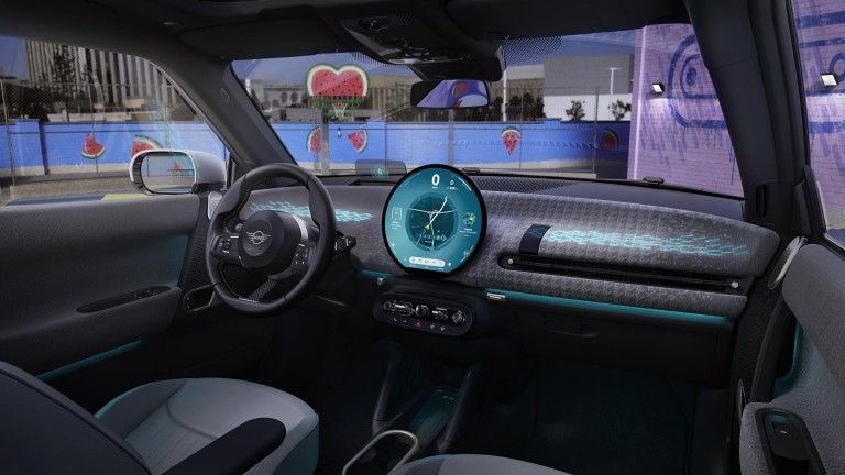 Напълно електрическото MINI Cooper- Интериор- OLED дисплей