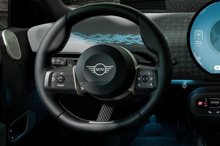 Напълно електрическото MINI Cooper- Интериор- волан