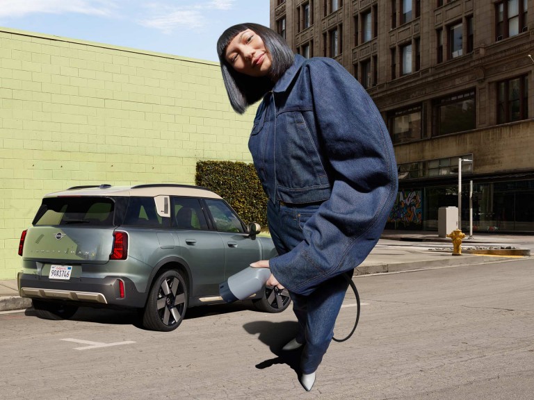 Напълно електрическото MINI Countryman - Зареждане - обществено зареждане