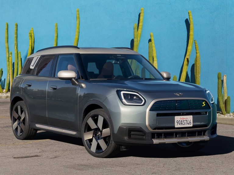 Напълно електрическото MINI Countryman - Зареждане - зареждане на работното място