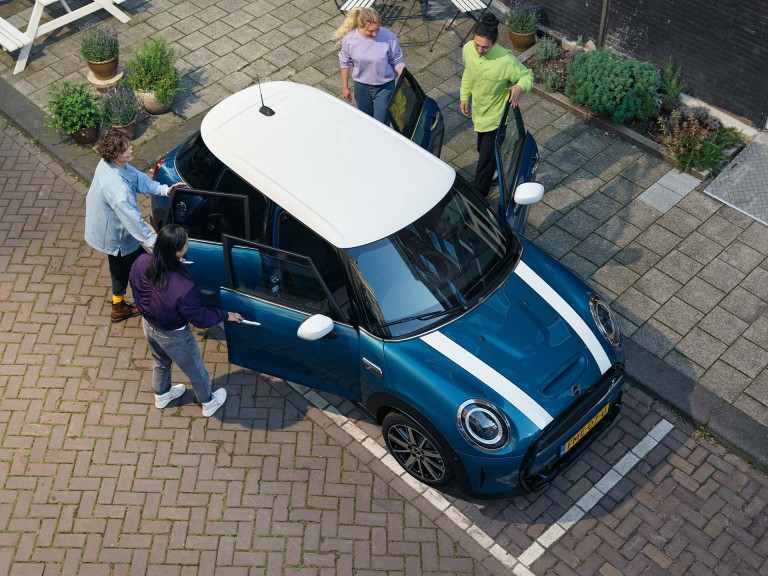 MINI 5 врати – синьо и бяло – цветове