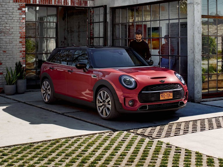 MINI Clubman – червено и черно – шест врати