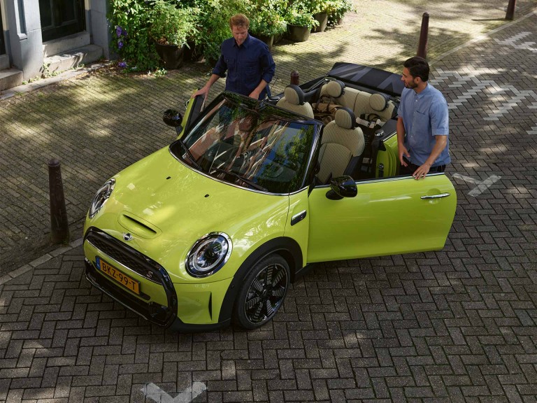 MINI Cabrio – жълто - изглед отпред