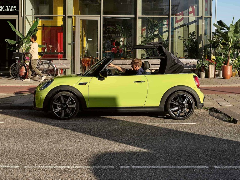 MINI Cabrio – изглед острани – мек покрив