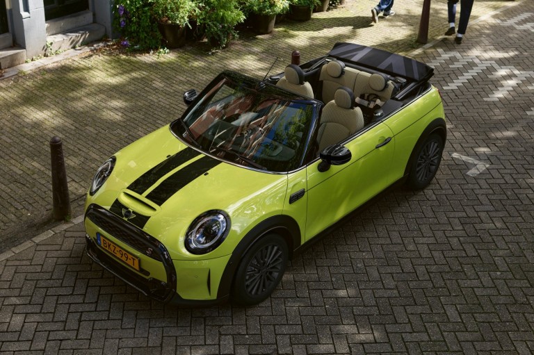 MINI Cabrio – изглед отстрани – персонализиран