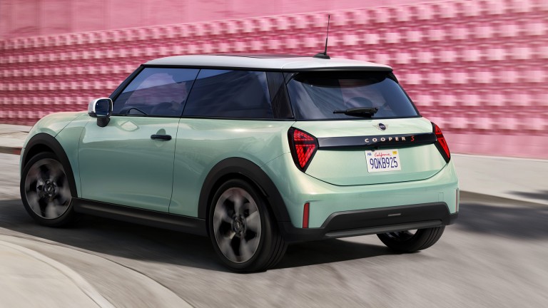 MINI Cooper 3 врати - мозайка - изживяване при шофиране