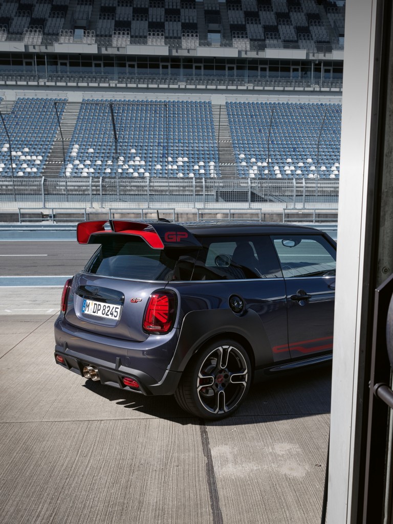 MINI John Cooper Works GP – сиво и червено – изглед отстрани MINI John Cooper Works GP – сиво и червено – изглед отстрани