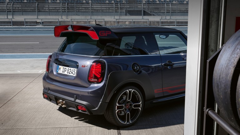 MINI John Cooper Works GP – сиво и червено – изглед отстрани MINI John Cooper Works GP – сиво и червено – изглед отстрани