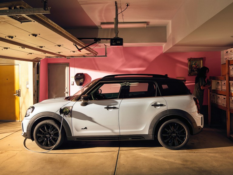 MINI Cooper Countryman SE –  пейка за пикник – сгъваема пейка