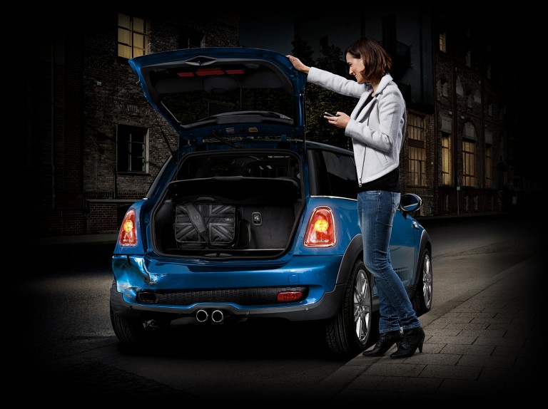 MINI с 3 врати. Аварийна пътна помощ на МINI