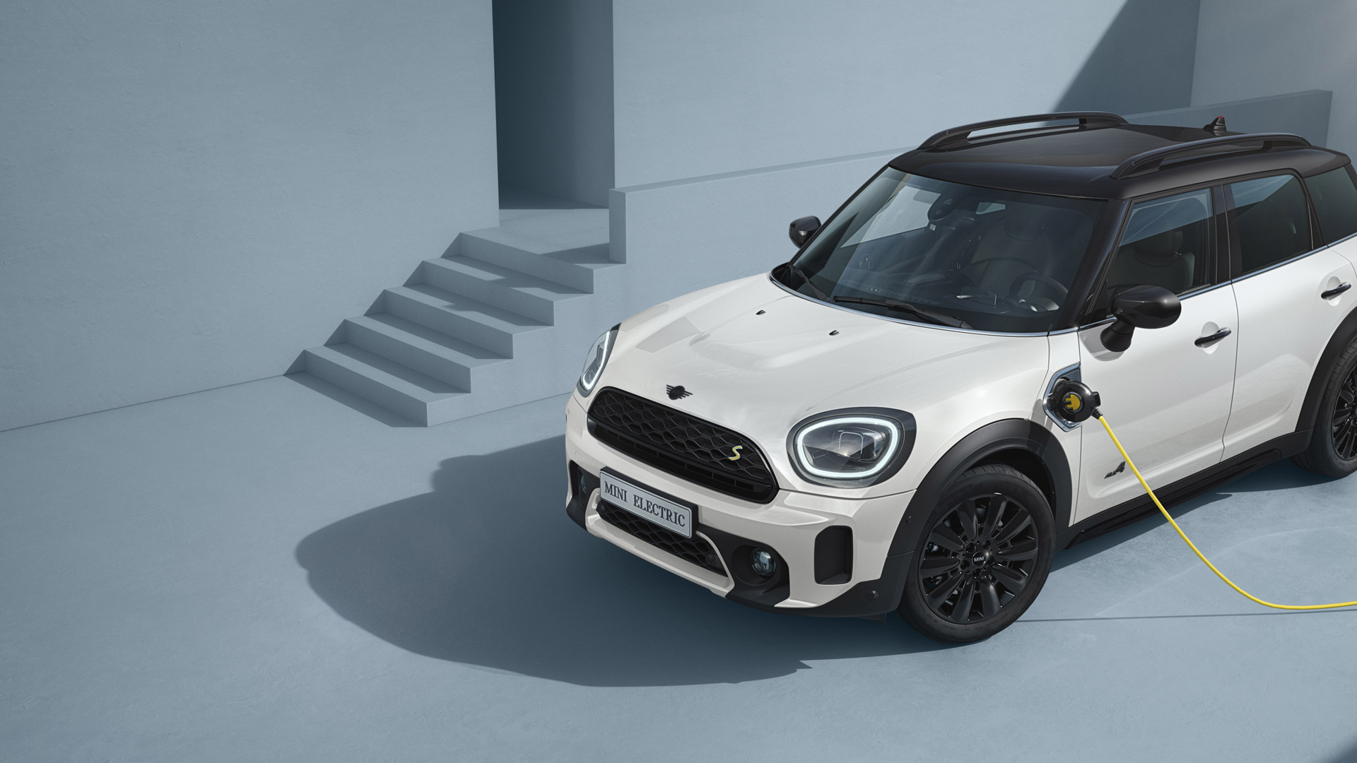 MINI Countryman хибрид – изглед отстрани – сребристо и жълто