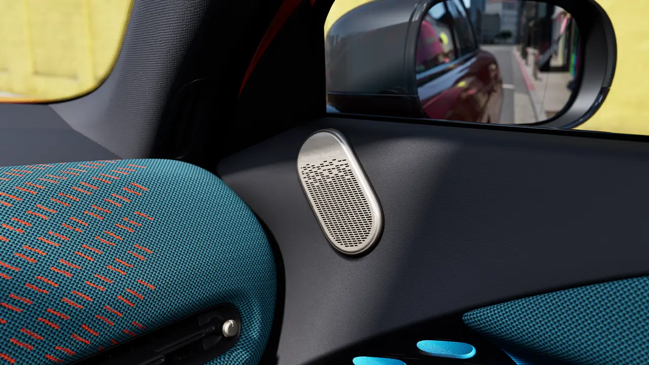 Детайлен изглед на високоговорителя Harman Kardon на изцяло електрическото MINI Aceman