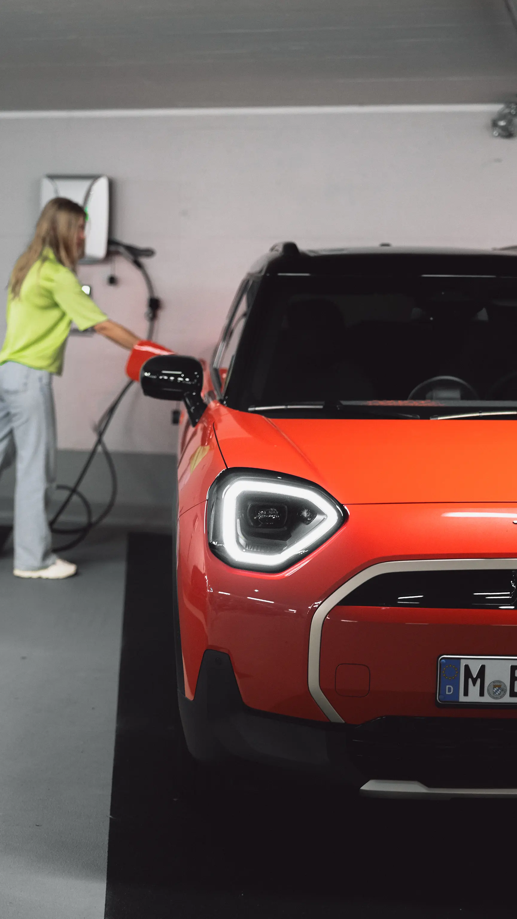 Напълно електрическо MINI Aceman - зареждане