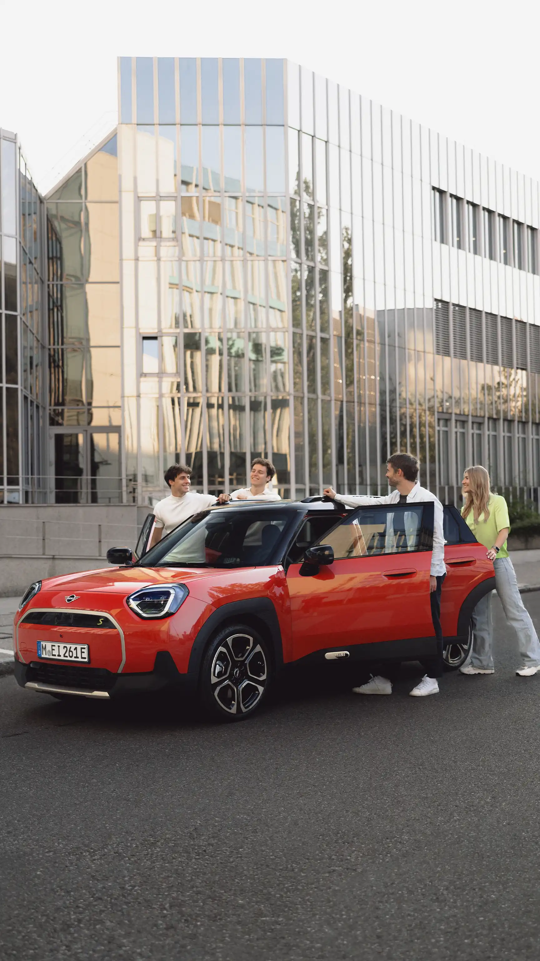 Напълно електрическо MINI Aceman - приятели