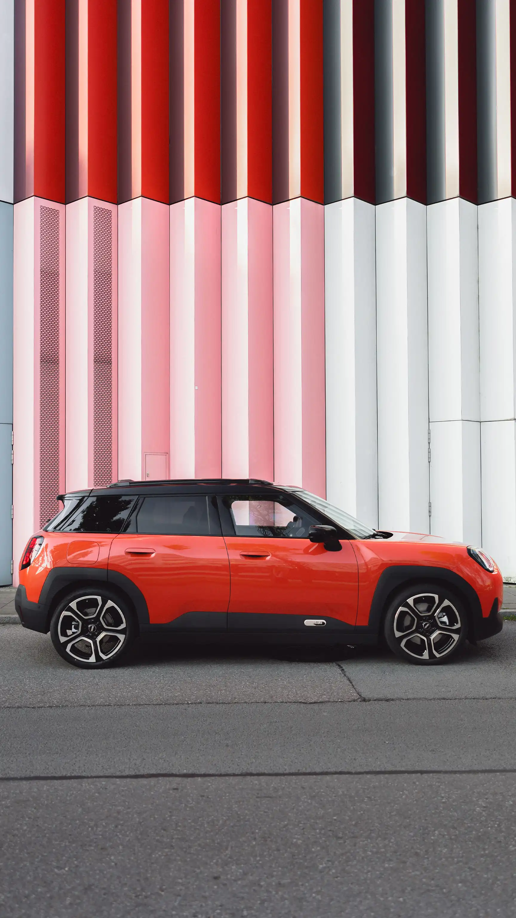 Напълно електрическо MINI Aceman - изглед отстрани