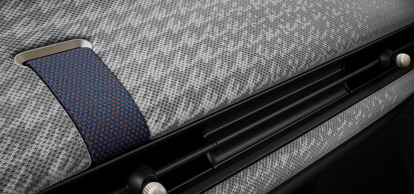 Изглед отблизо на таблото за управление с 2D плетиво вътре в MINI Cooper.