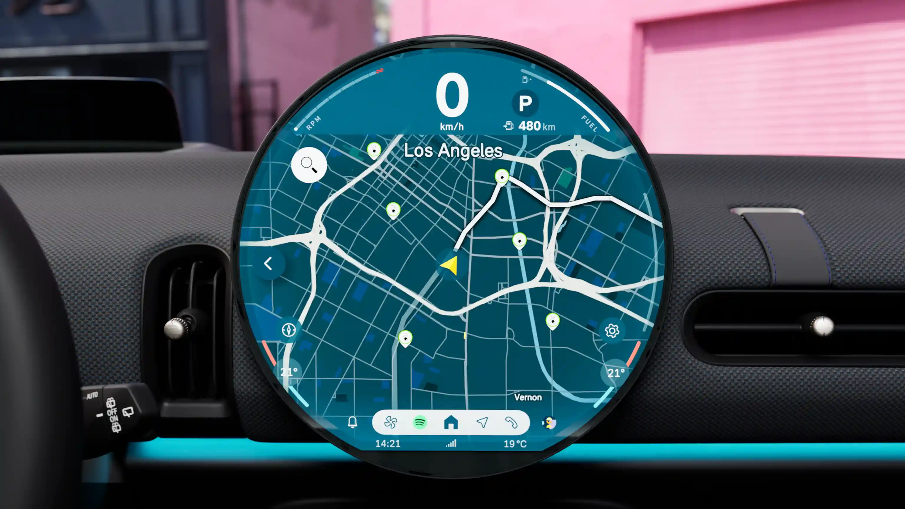 Видеоклип на дисплея на MINI Cooper, показващ елементите за навигация и управление