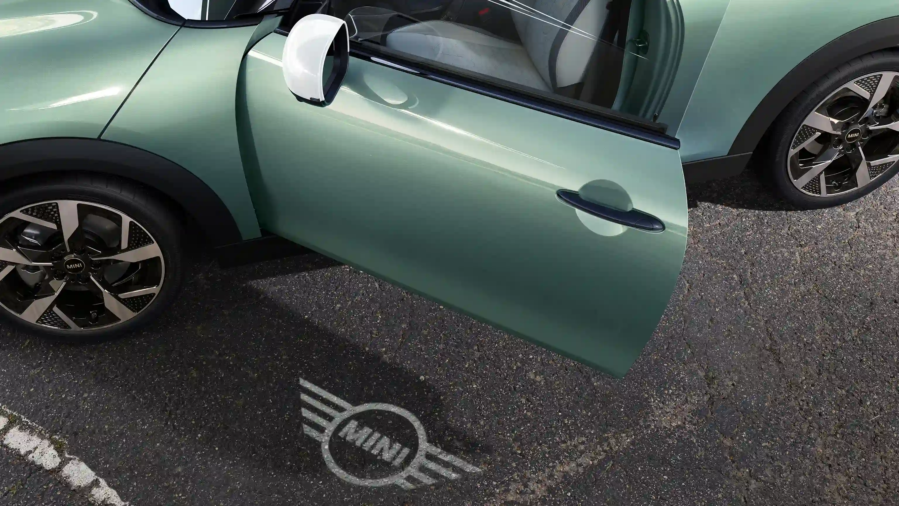 MINI Cooper 3 врати - проекция от вратата