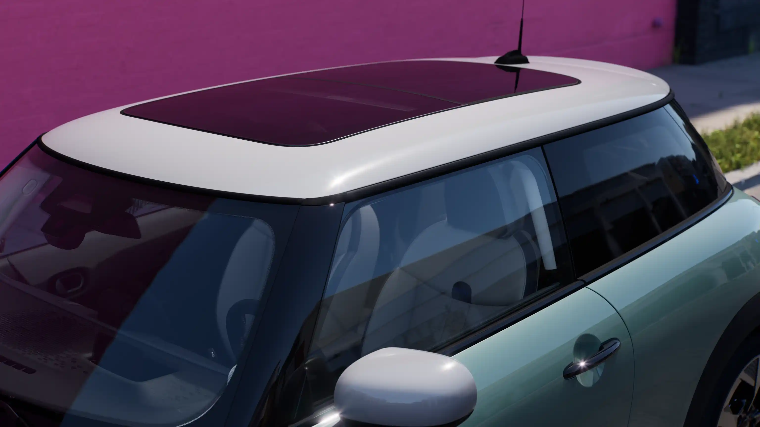 Изглед отгоре на MINI Cooper в цвят Ocean Wave Green с контрастен покрив и голям стъклен покрив