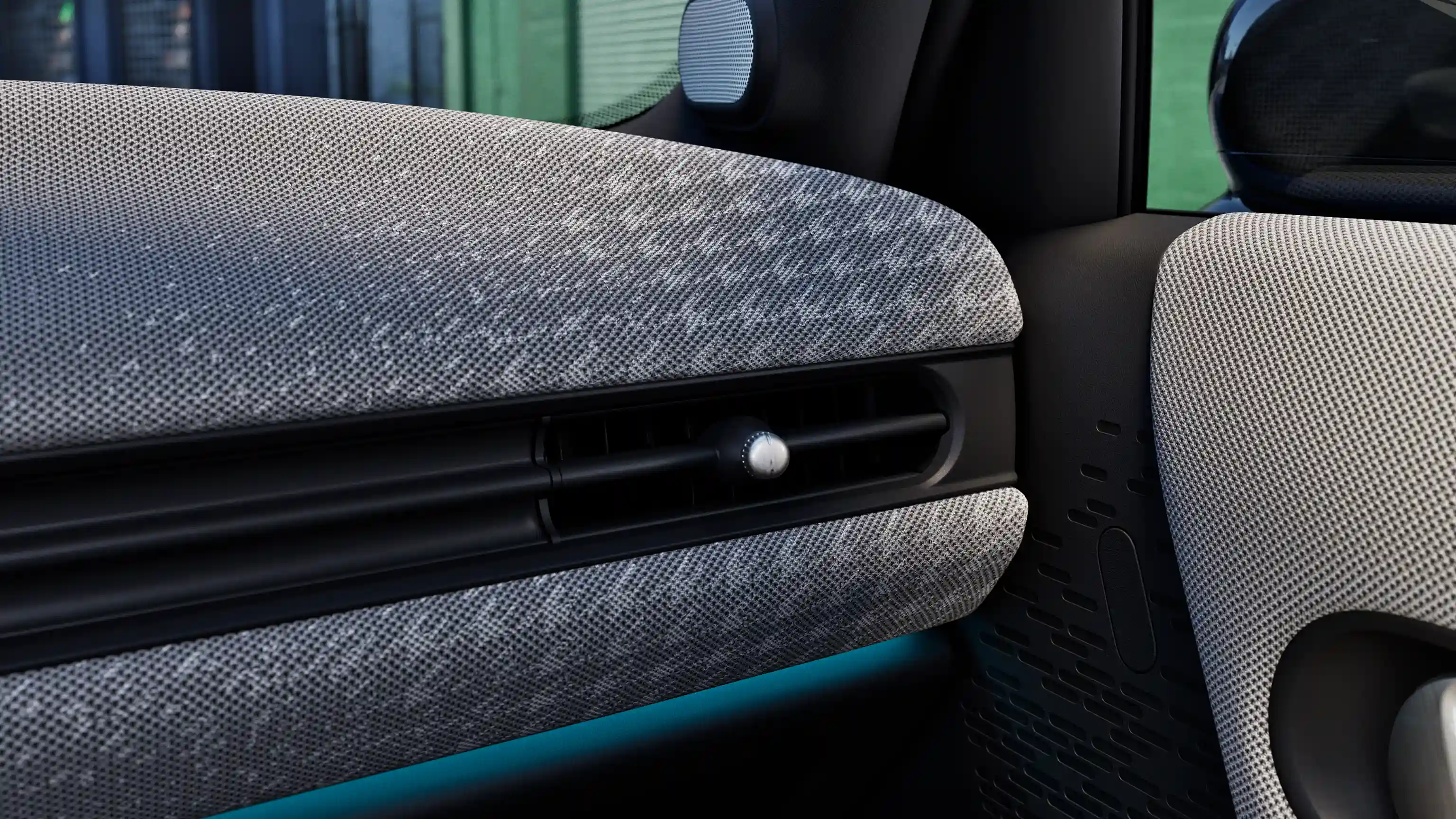 Детайлен изглед на таблото на MINI Cooper 5-Door с амбиентно осветление в син цвят