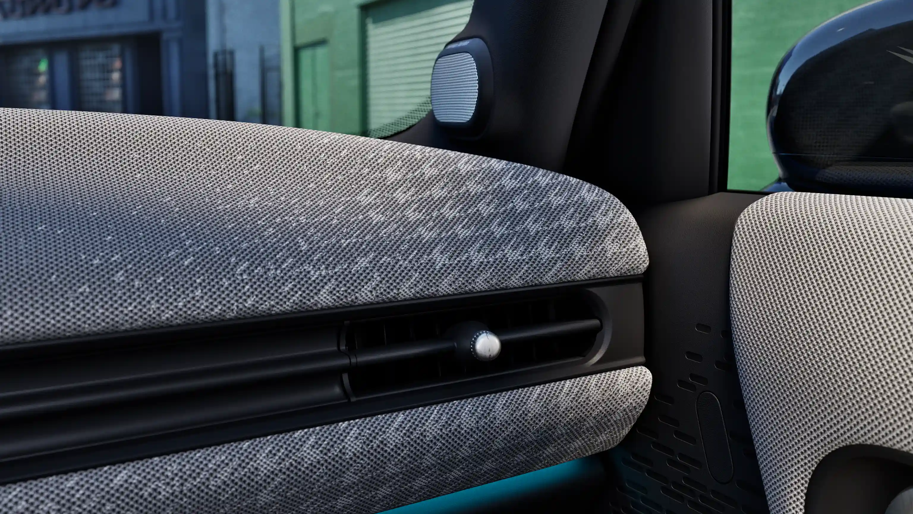 Детайлен изглед на таблото на MINI Cooper 5-Door с амбиентно осветление в син цвят