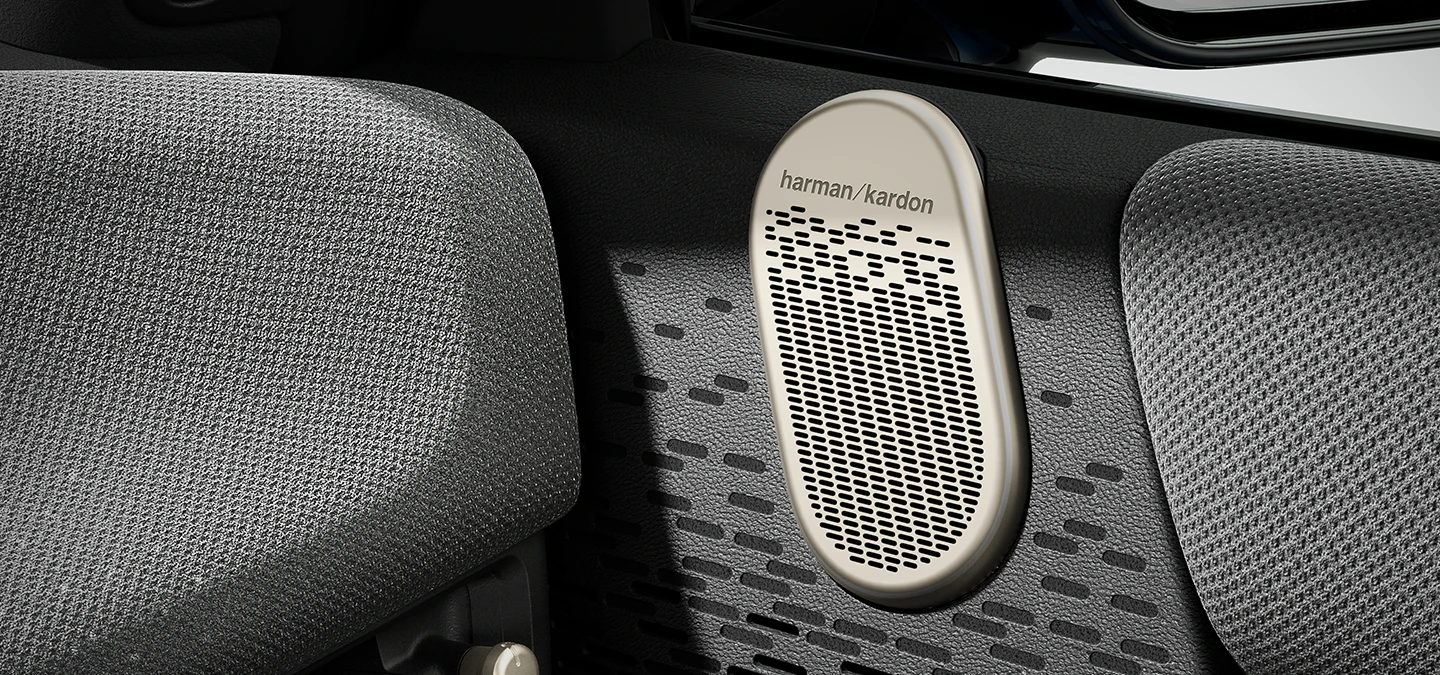 Изглед отблизо на съраунд озвучителната система MINI Harman Kardon.