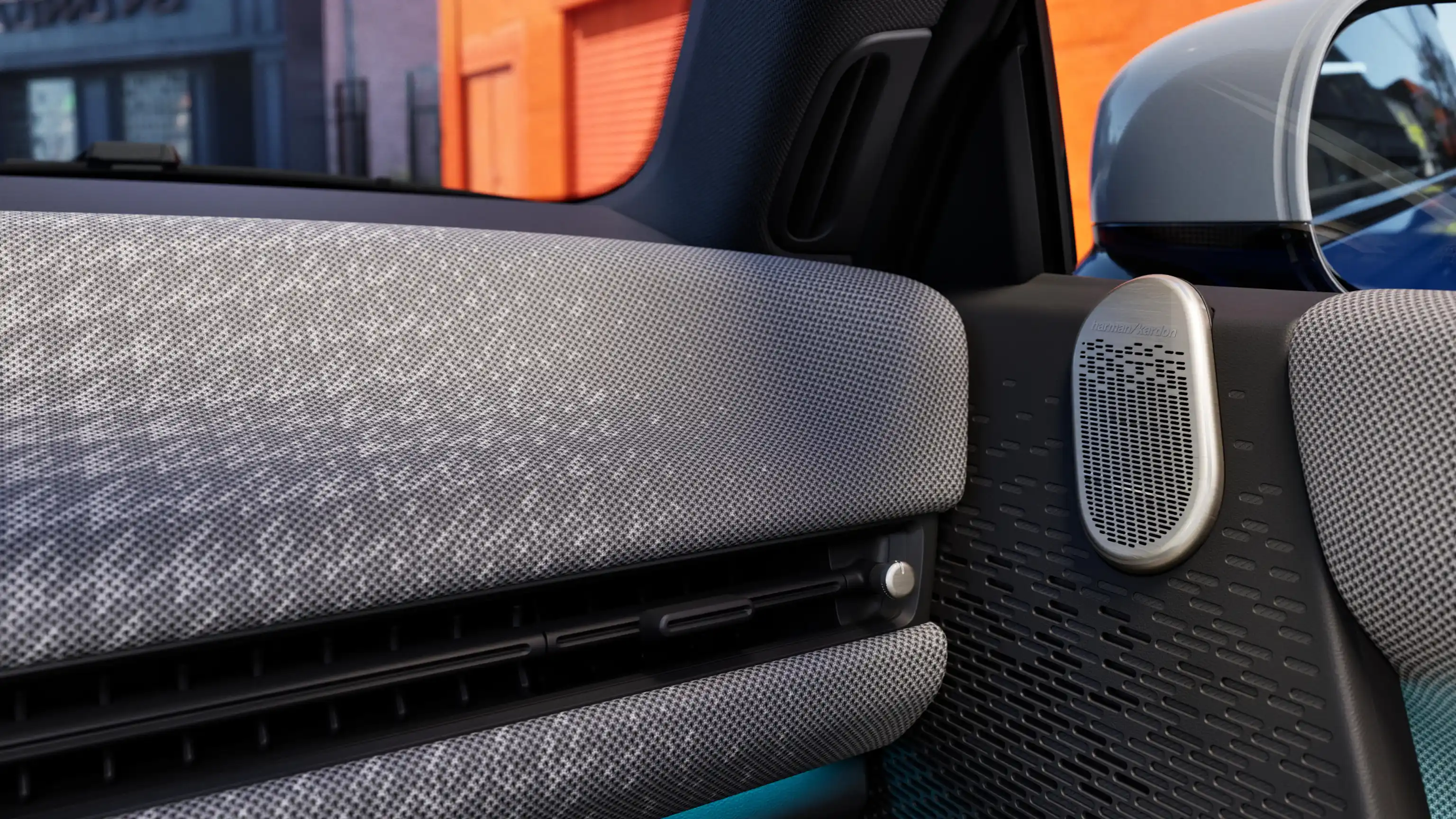 Детайлен изглед на таблото на напълно електрическото MINI Cooper в сиво