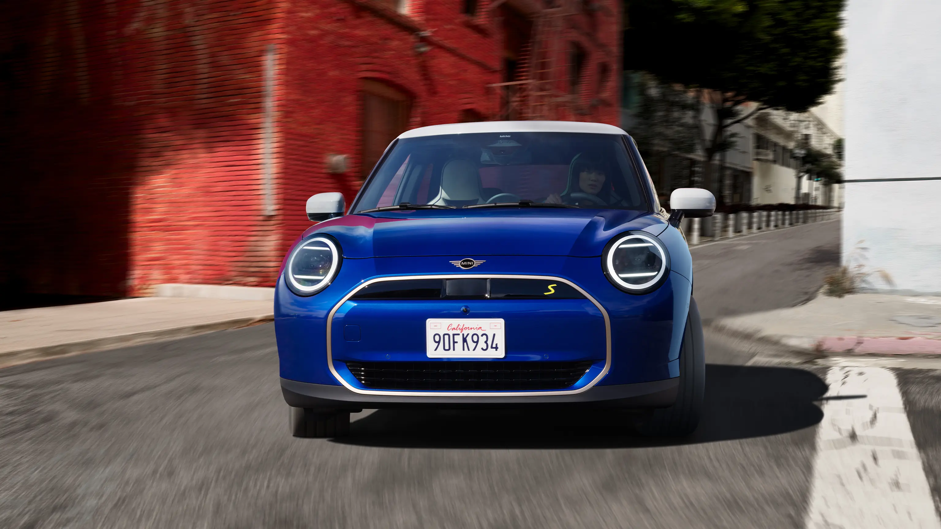 Напълно електрическо MINI Cooper - изглед отпред