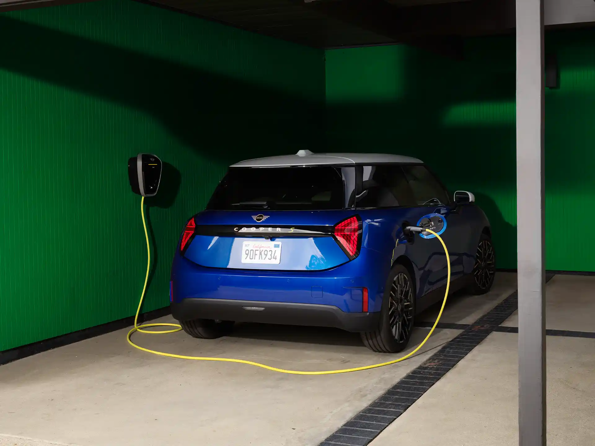 Напълно електрическо MINI Cooper - зареждане у дома
