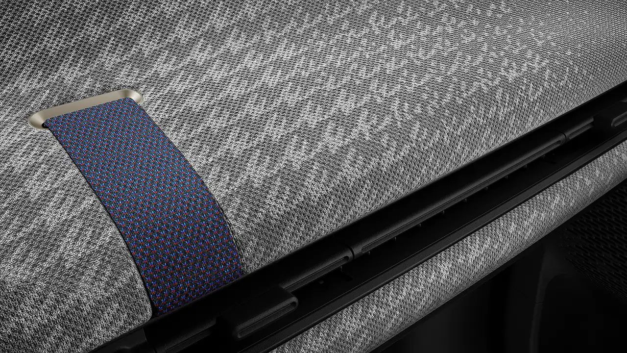 Изглед на таблото на напълно електрическо MINI Cooper в сиво и бяло