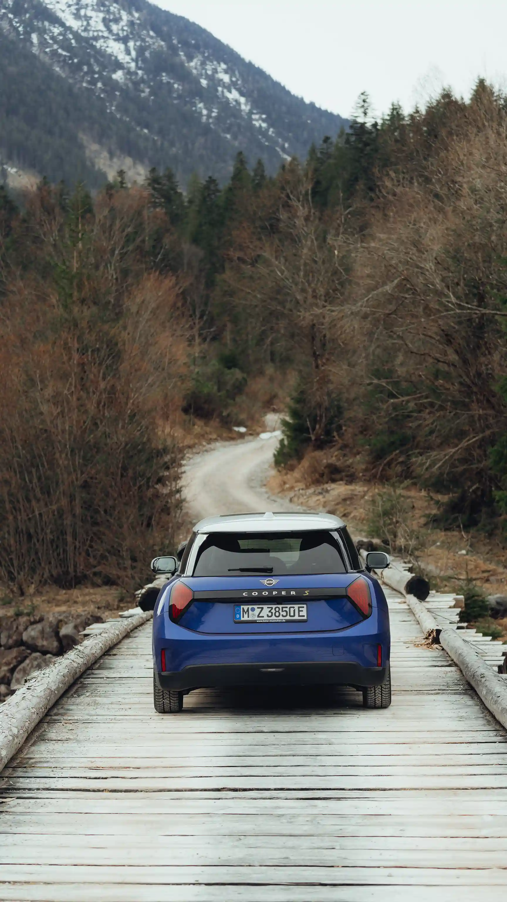 Напълно електрическо MINI Cooper - изглед отзад