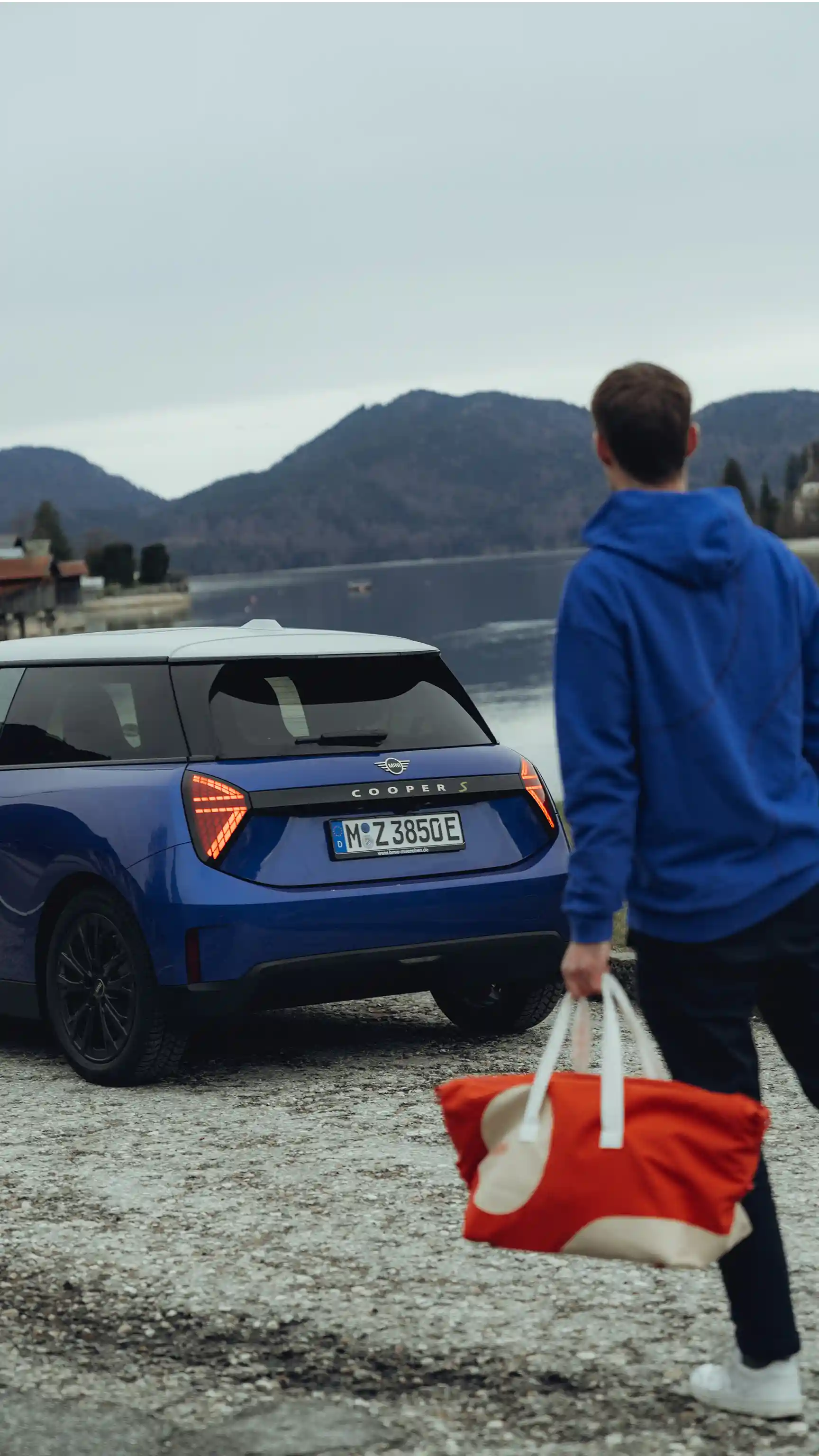 Напълно електрическо MINI Cooper - мъж
