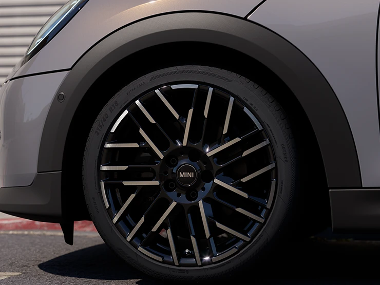 Подробен изглед на MINI Cooper Cabrio в цвят Copper Grey с 2-цветни джанти Night Flash Spoke.