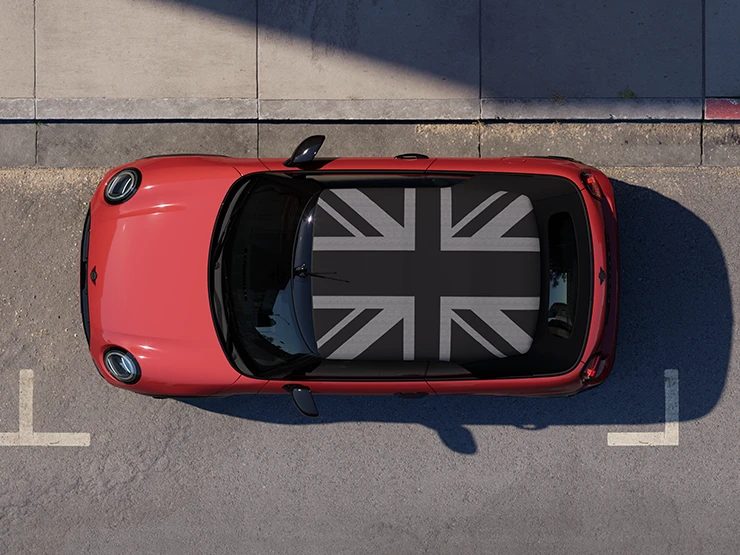 Изглед отгоре на MINI Cooper Cabrio в цвят Chili Red и MINI Yours Roof, неподвижно на улица.