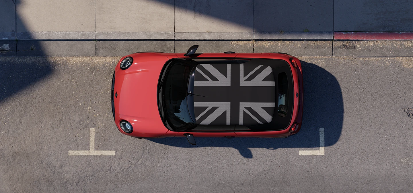 Изглед отгоре на MINI Cooper Cabrio в цвят Chili Red и MINI Yours Roof, неподвижно на улица.