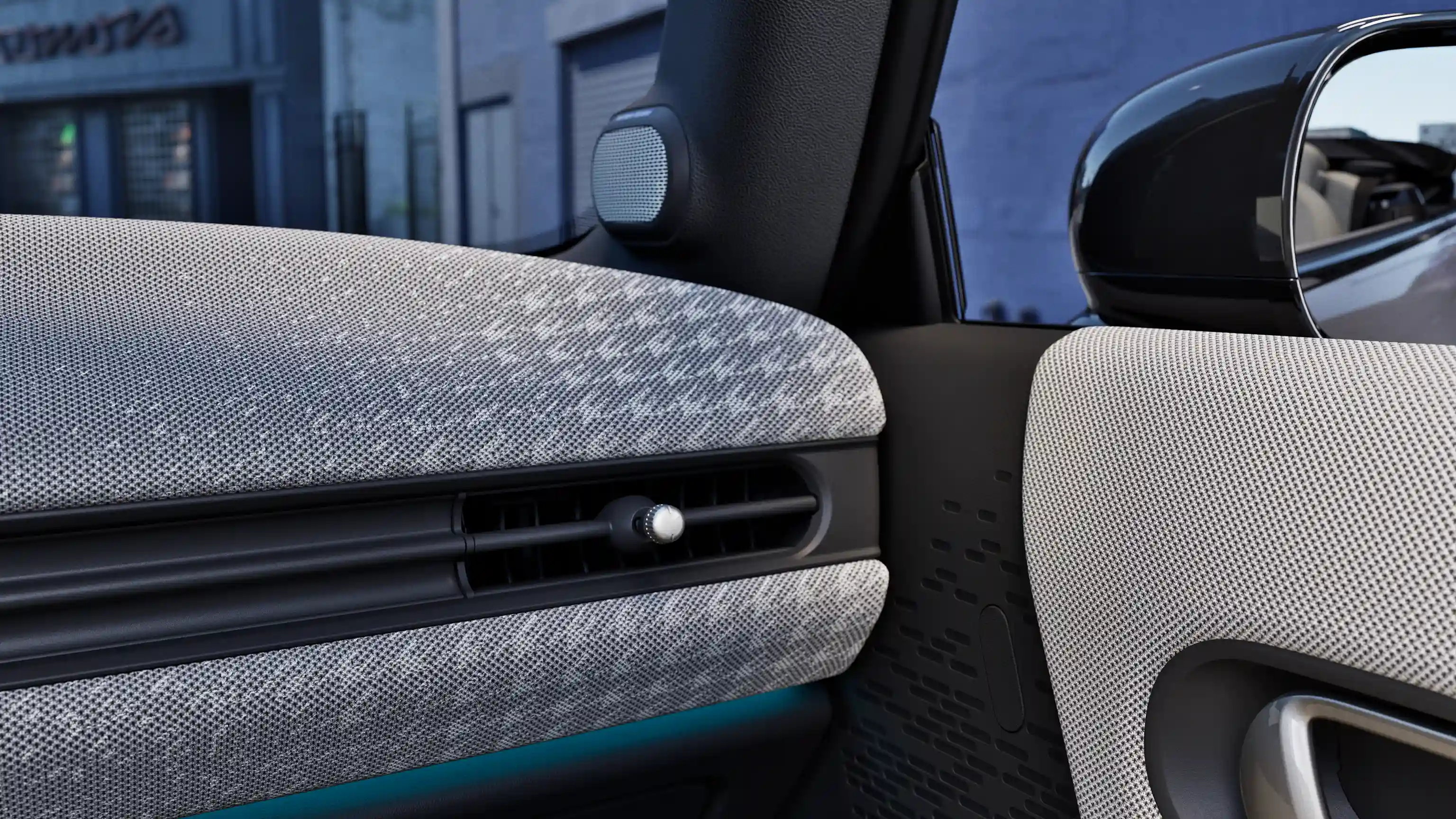 Детайлен изглед на арматурното табло на MINI Cooper Cabrio с амбиентно осветление