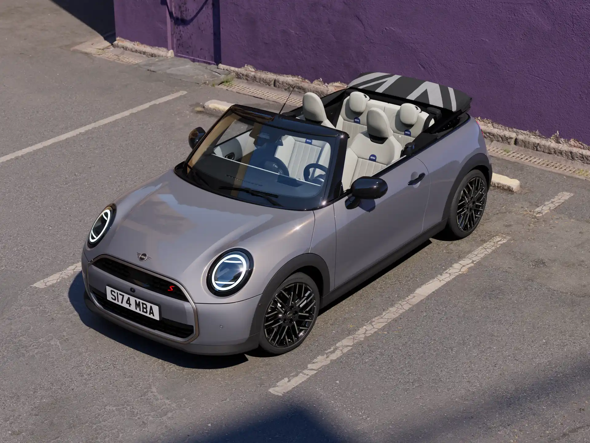 Видео, показващо в детайли интериора и екстериора на MINI Cooper Cabrio. Камерата се движи по таблото, подчертавайки дизайнерските елементи