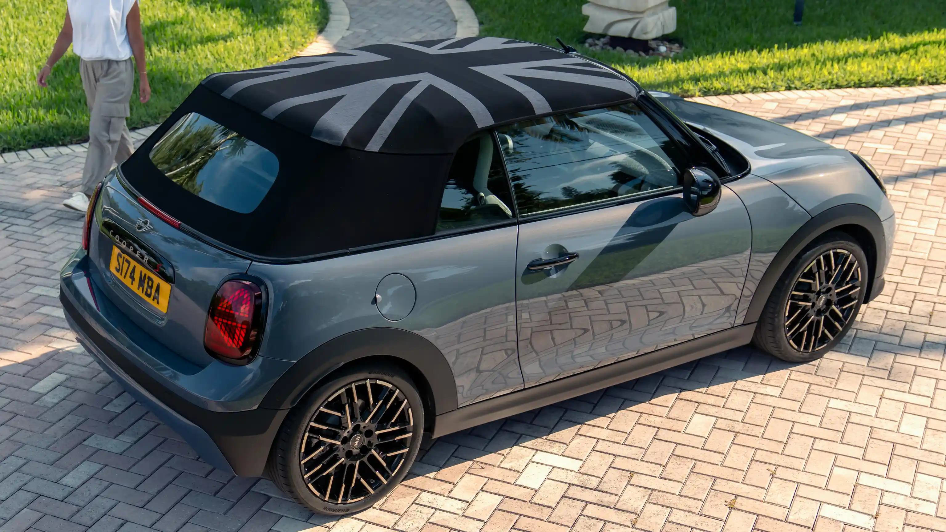 Изглед отгоре и отстрани на MINI Cooper Cabrio в Copper Grey и MINI Yours Roof