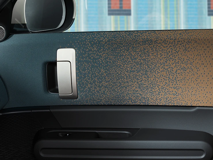 Близък план на интериорния дизайн на напълно електрическото MINI Countryman с фокус върху вратата и арматурното табло.