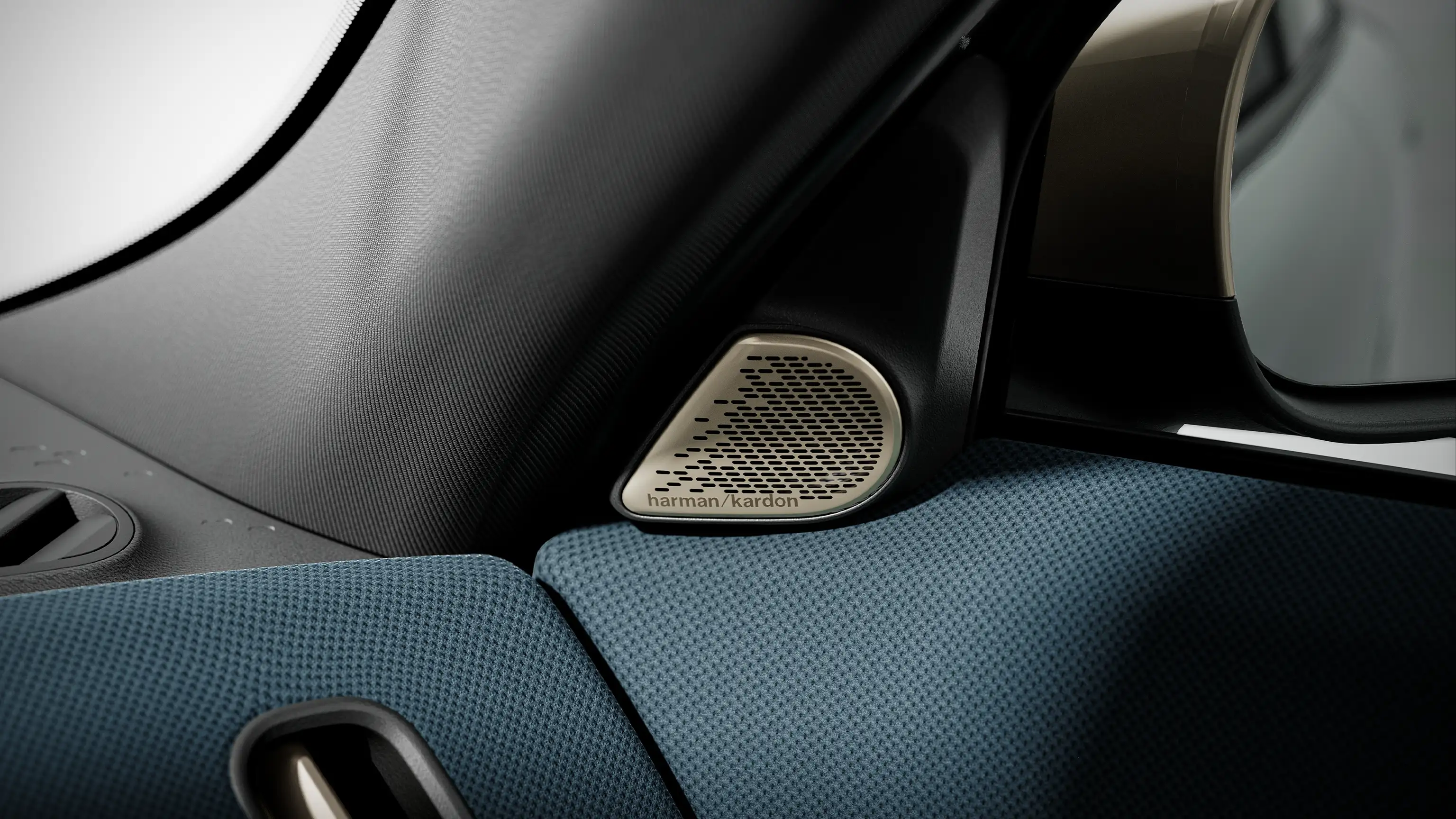 Видеоклип на озвучителната система на напълно електрическо MINI Countryman