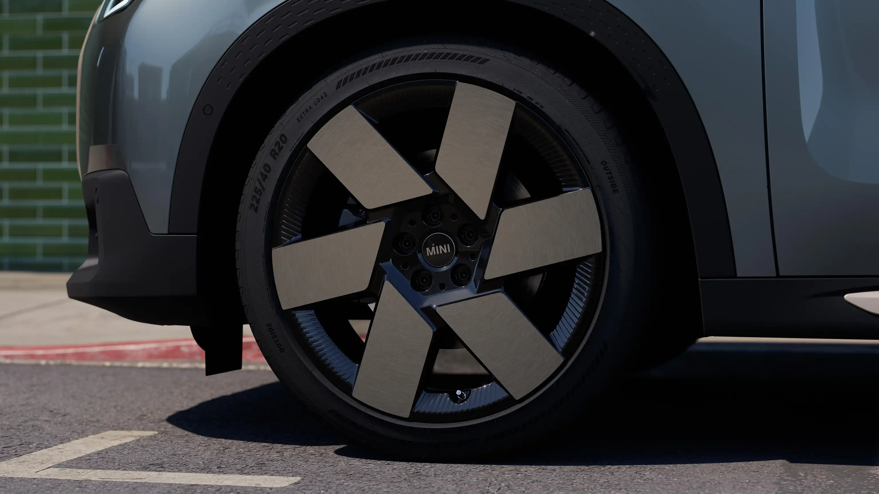 Видеоклип на въртяща се джанта Windmill Spoke 2-tone на напълно електрическо MINI Countryman