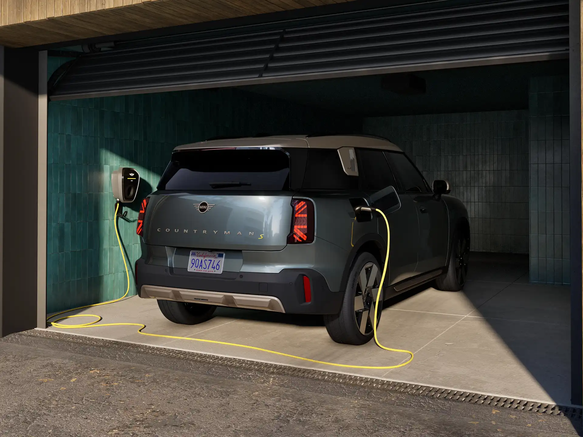 Напълно електрическо MINI Countryman - зареждане у дома