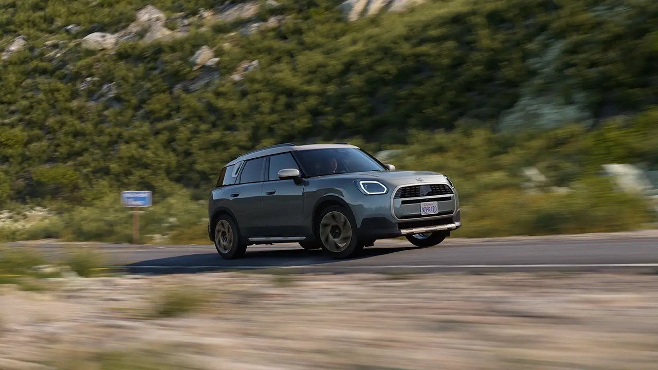 Изглед на MINI Countryman в Smokey Green и Favoured стил офроуд пътуване