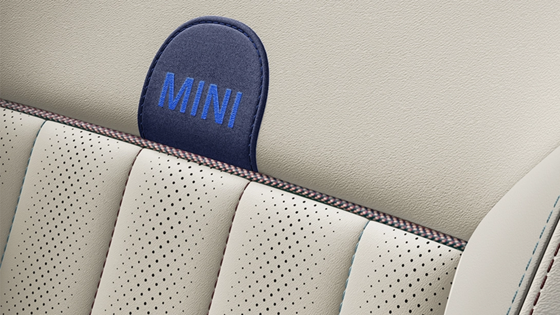 MINI Countryman - интериор - тапицерия в бяло